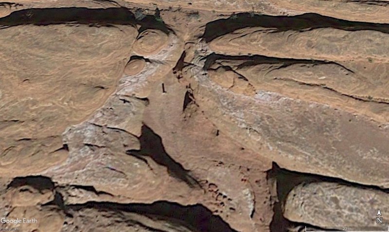 Descubren monolito metálico en un parque nacional de Utah 1