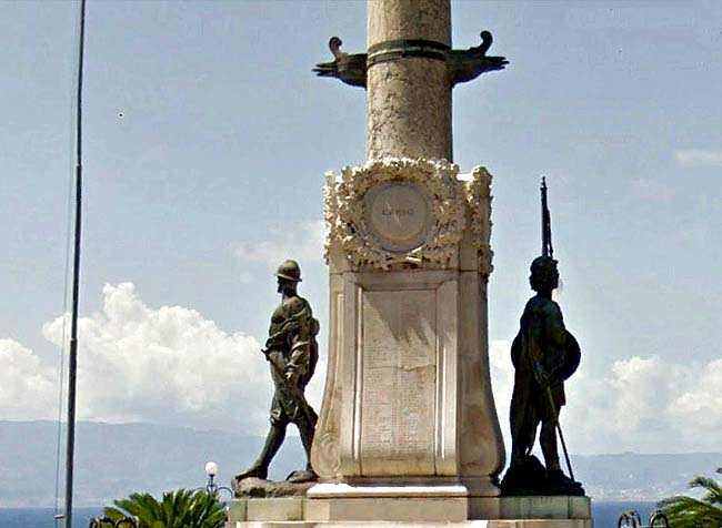 Columna rostral-Monumento a los Caídos-Reggio Calabria 0