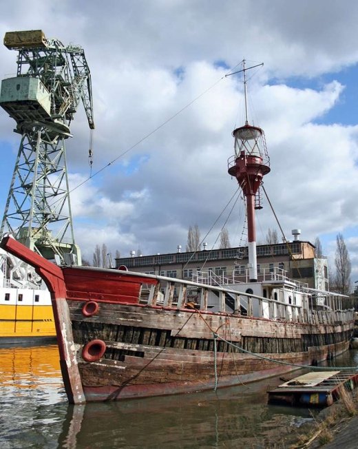 Motorfyrskib No. II, semihundido en el puerto de Gdanks 0