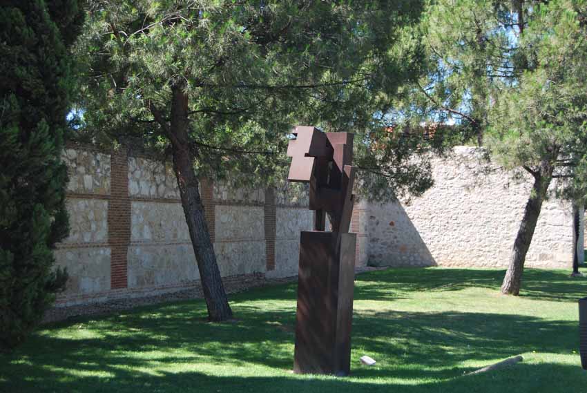 Escultura fabricada casi con toda seguridad en chapa "corten" - Museo de esculturas al aire libre en Alcala de Henares