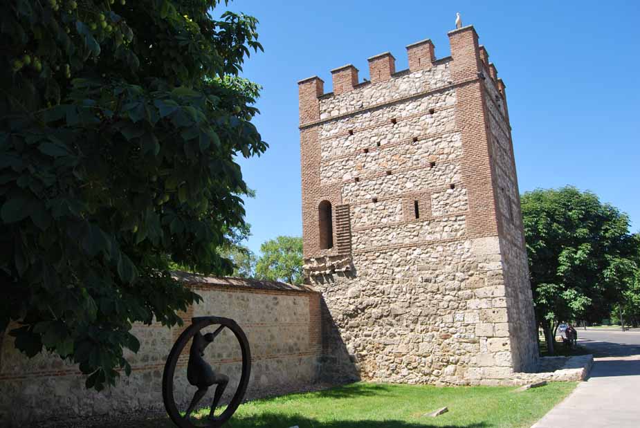 "Especie de rueda con mujer dentro" - Museo de esculturas al aire libre en Alcala de Henares