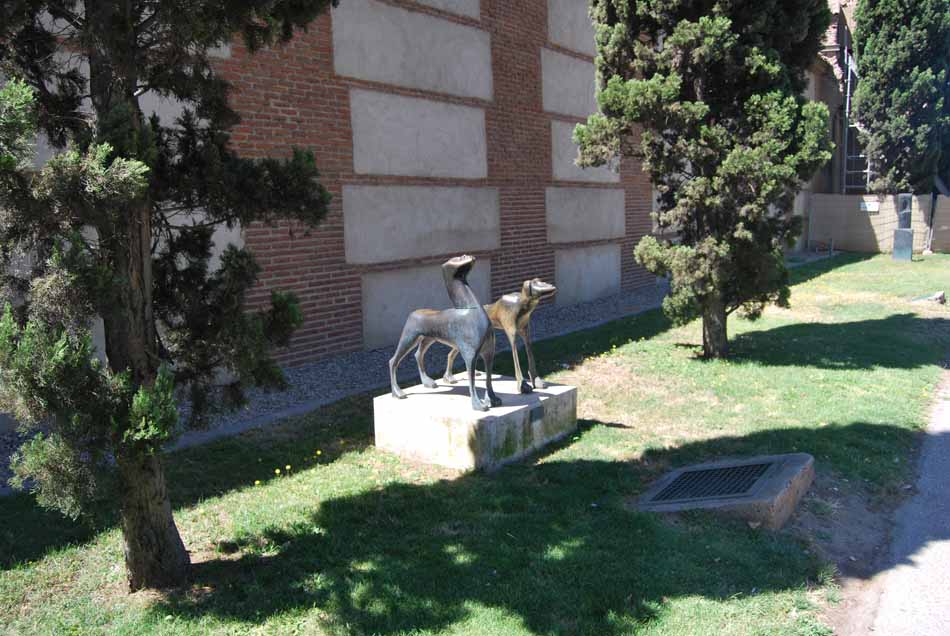 Otra escultura del museo al aire