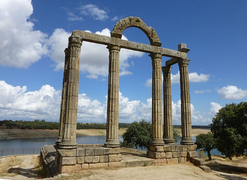 Pórtico romano de la Curia de Augustóbriga (Talavera la Vieja) - Mármoles de Augustóbriga, Bohonal de Ibores, Cáceres