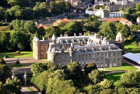 Isabel II en el Palacio de Holyroodhouse, Edimburgo, UK 0