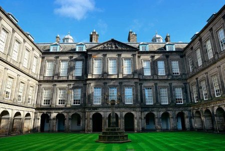 Isabel II en el Palacio de Holyroodhouse, Edimburgo, UK 1