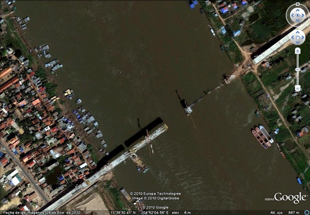 Puente en construcción en Phnom Penh Camboya. 1