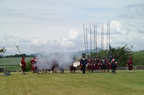 Los mosqueteros abren fuego - Castillo de Raglan 🗺️ Foro Google Earth para Viajar