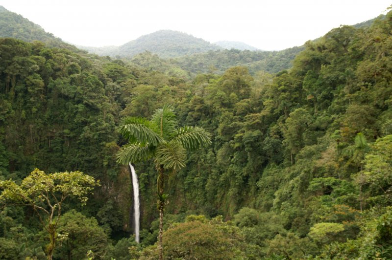 Cascada de la Paz y Volcán arenal al fondo