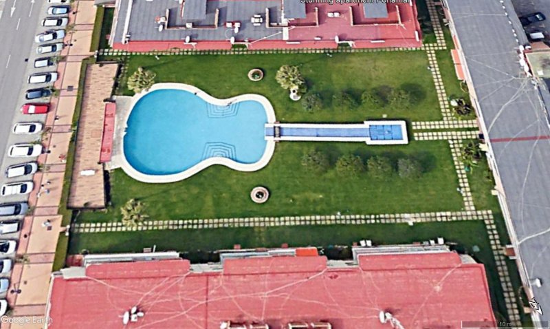 Piscina con forma de Guitarra, Fuengirola, Málaga 1 - Piscinas Salou - Tarragona - España 🗺️ Foro General de Google Earth