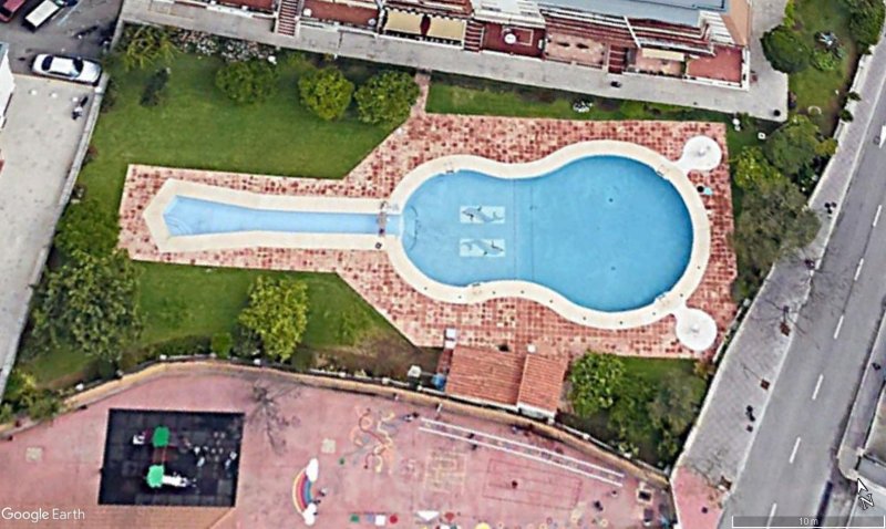 Piscina con forma de Guitarra en Fuengirola II 1 - Piscinas de la meca del balconing: Magaluf, Mallorca 🗺️ Foro General de Google Earth