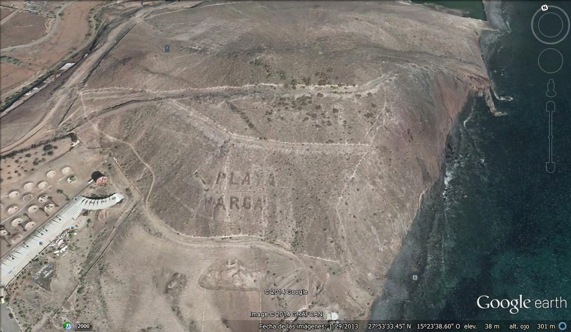 Playa Vargas y cartel de Sáhara Vencerá - Gran Canaria 0 - Mensajes al Espacio