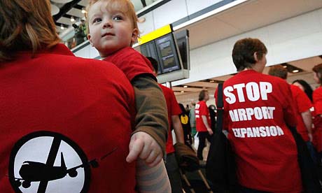 protesta en la inauguración de la nueva terminal 5 de Heathrow