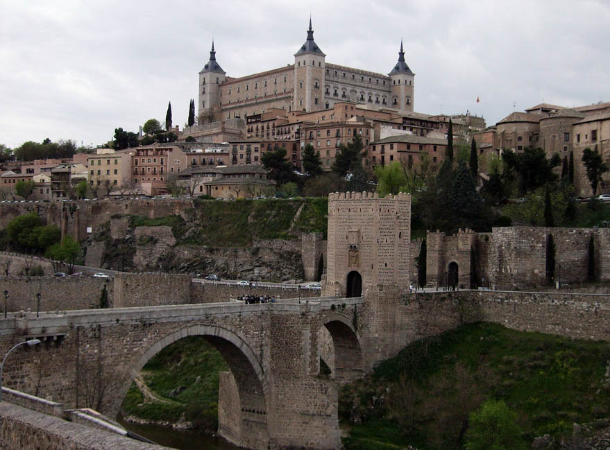 Puente y puerta almenada