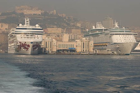 Puerto Napoles, Italia 🗺️ Foro Europa 1