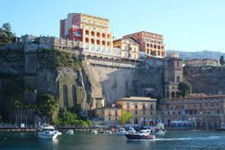 Puerto de Sorrento, Nápoles, Italia 0