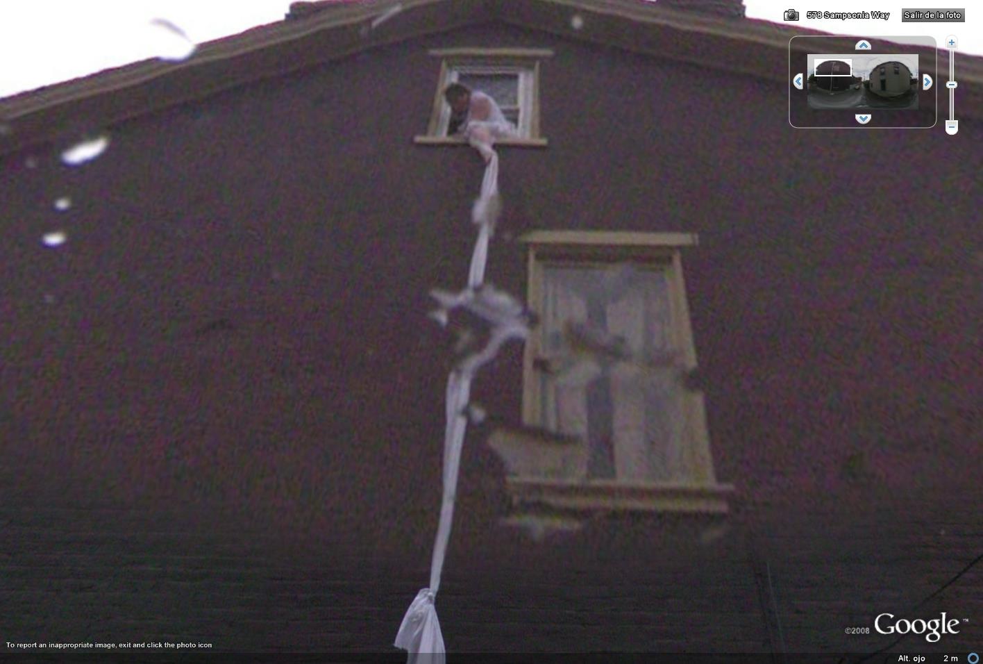 Fuga por la ventana pillada en Street View 0