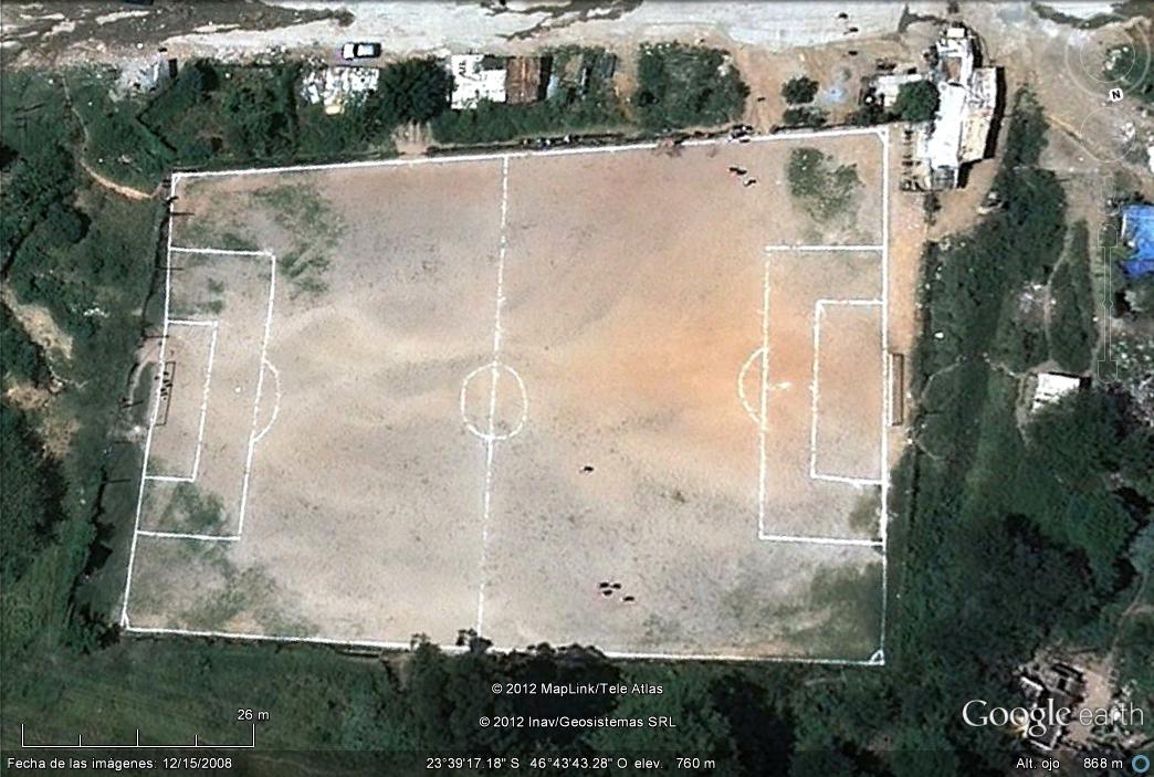 Sao Paulo - campo de futbol trapezoidal 1 - Campo irregular y muy humilde... en Rio de Janeiro 🗺️ Foro Deportes y Aficiones