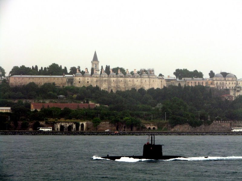 Submarinos turcos navegando por el estrecho de Galípoli 0