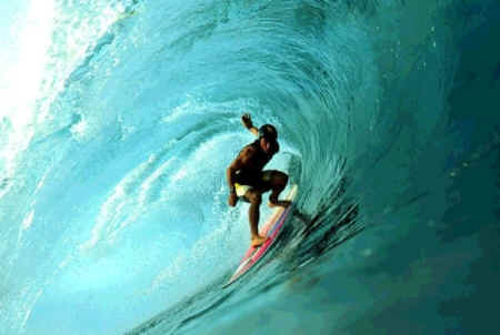 Surfistas montando olas 0