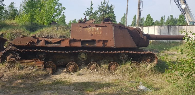 Tanque SU-152 Abandonado en Chernóbil , Ucrania 2 - 2 tanques en Lowe Army Heliport 🗺️ Foro Belico y Militar