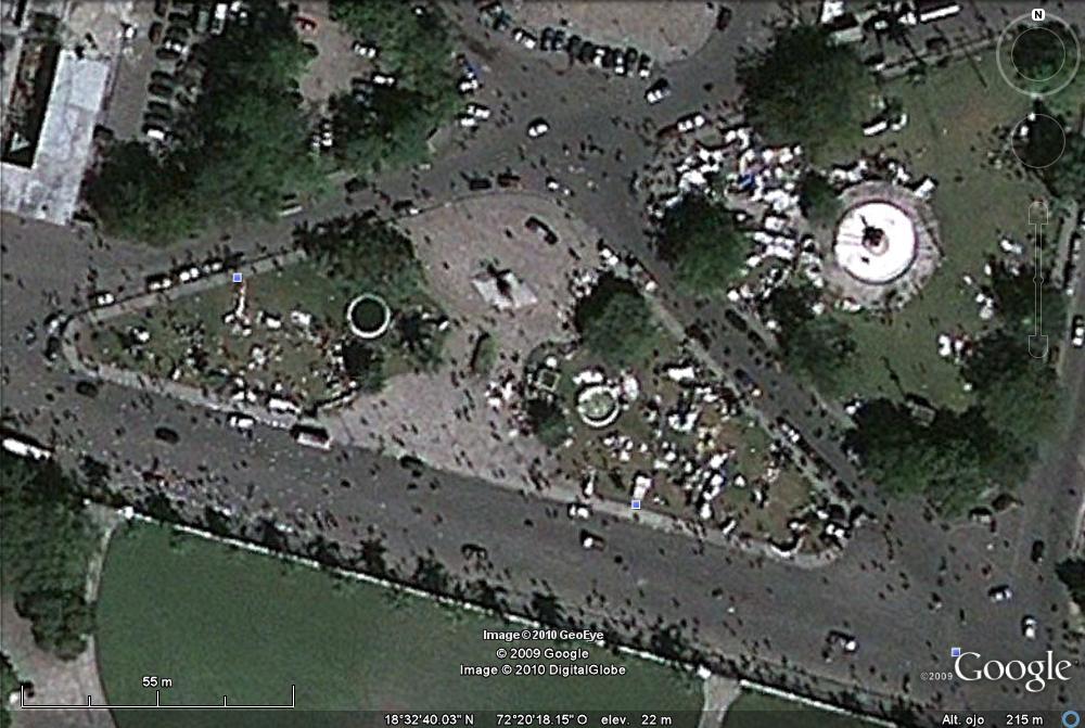 Sabanas en el suelo en una plaza de Haiti, despues del terremoto. - Google Earth actualiza imagenes Haiti despues de Terremoto