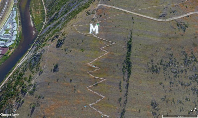 The M, Missoula, Montana, EE. UU. 1 - Cartel de  Leal al presidente Mao  junto a la muralla china 🗺️ Foro General de Google Earth