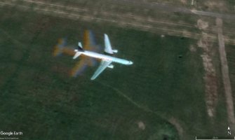 Avión volando cerca de San Petersburgo.