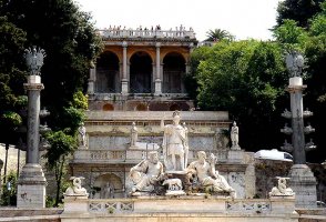 Columnas rostrales en Piazza del Popolo-Roma
