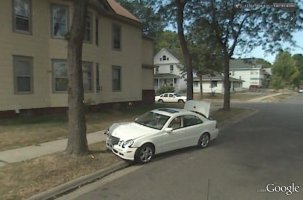 Mercedes estrellado en un arbol en Street View