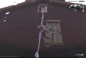 Fuga por la ventana pillada en Street View