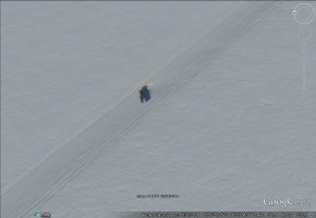 Vehiculo andando por la nieve - antartida