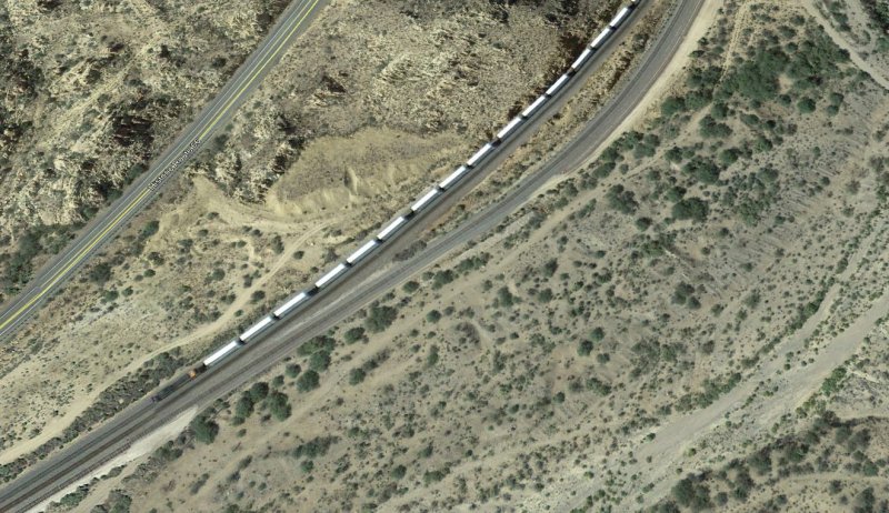 2 km de tren en Valentine, Arizona (junto a Ruta 66) 1 - Convoy de tren de colores - Vilnius 🗺️ Foro General de Google Earth