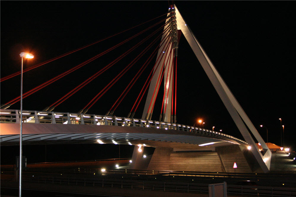 Vista del Puente Puerta de Las Rozas, iluminado