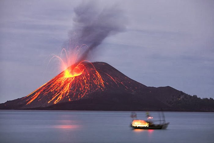 El volcan Krakatoa, vuelve aterrar a Indonesia 222 muertos 0